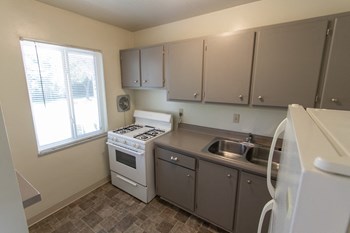This is a photo of the kitchen in the 631 square foot, B-style 1 bedroom floor plan at Colonial Ridge Apartments in the Pleasant Ridge neighborhood of Cincinnati, OH. - Photo Gallery 5