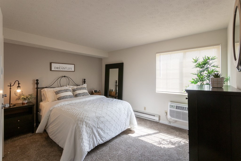 Large Bedroom  at Fairfield Pointe, Ohio, 45014