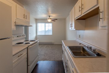 This is a picture of the kitchen in the 850 square foot, 1 bedroom, 1 bath apartment at Fairfield Pointe Apartments in Fairfield, Ohio. - Photo Gallery 8