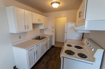 This is a picture of the kitchen in the 850 square foot, 1 bedroom, 1 bath apartment at Fairfield Pointe Apartments in Fairfield, Ohio. - Photo Gallery 7