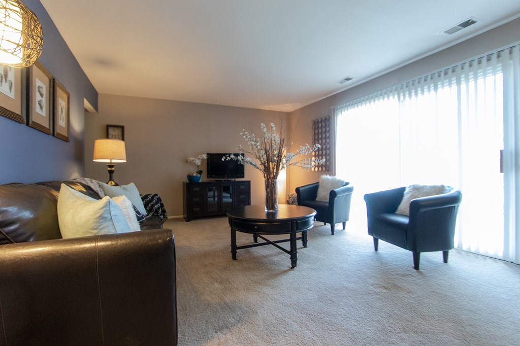 Living Room Interior at Fairfield Pointe, Ohio, 45014