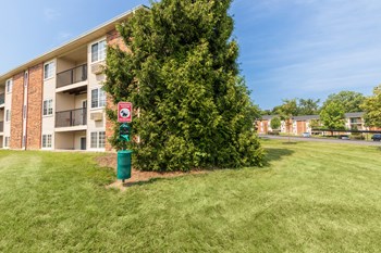 This is a picture of building exteriors/grounds at Fairfield Pointe Apartments in Fairfield, Ohio. - Photo Gallery 87