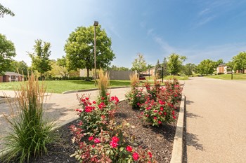 This is a picture of building exteriors/grounds at Fairfield Pointe Apartments in Fairfield, Ohio. - Photo Gallery 86