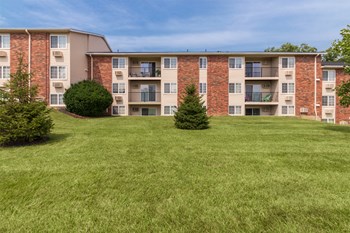 This is a picture of building exteriors/grounds at Fairfield Pointe Apartments in Fairfield, Ohio. - Photo Gallery 83