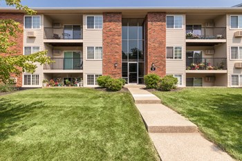 This is a picture of building exteriors/grounds at Fairfield Pointe Apartments in Fairfield, Ohio. - Photo Gallery 77