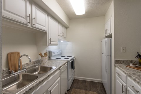 the preserve at ballantyne commons apartment kitchen with white cabinets and granite counter tops