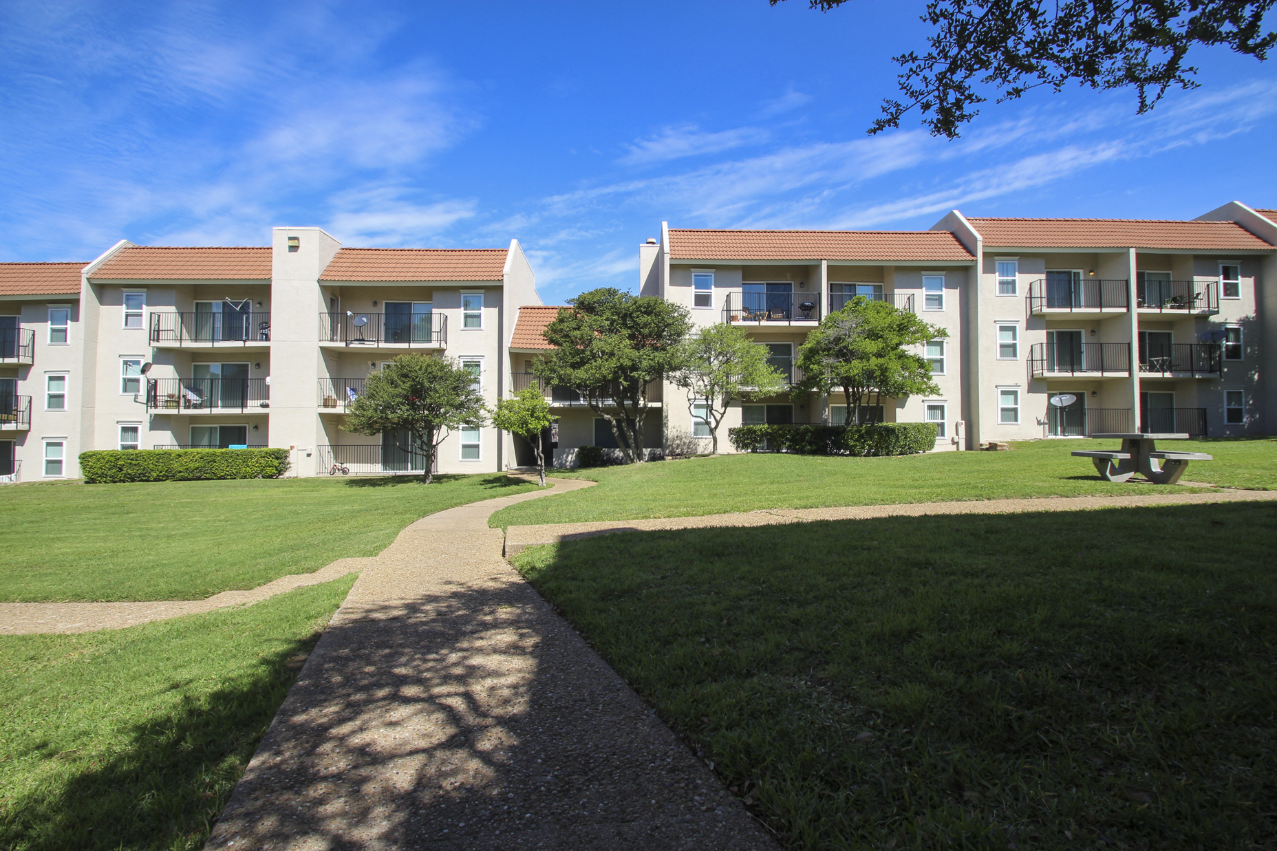 Courtyard and building exterior  at Princeton Court, Dallas, Texas