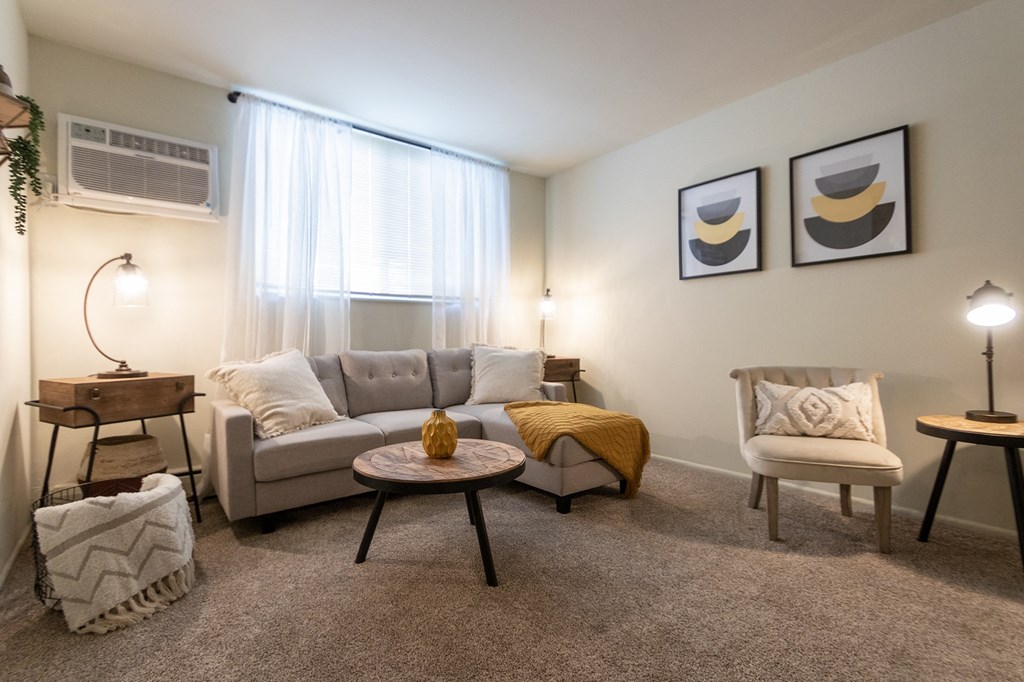 This is a picture of the living room in a 576 sq foot 1 bedroom, 1 bath apartment at Red Bank Reserve in the Madisonville neighborhood of Cincinnati, Ohio.