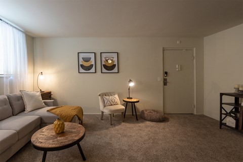 This is a picture of the living room in a 576 sq foot 1 bedroom, 1 bath apartment at Red Bank Reserve in the Madisonville neighborhood of Cincinnati, Ohio.