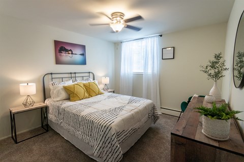 This is a picture of the bedroom in a 576 sq foot 1 bedroom, 1 bath apartment at Red Bank Reserve in the Madisonville neighborhood of Cincinnati, Ohio.