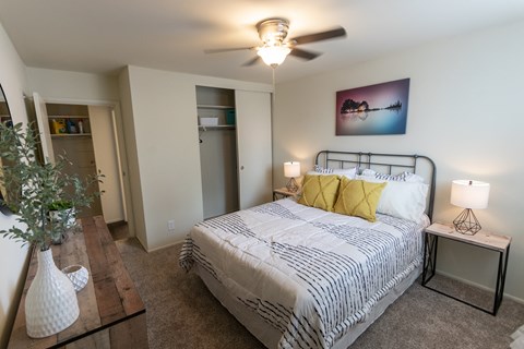 This is a picture of the bedroom in a 576 sq foot 1 bedroom, 1 bath apartment at Red Bank Reserve in the Madisonville neighborhood of Cincinnati, Ohio.