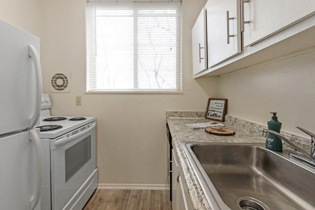 This is a picture of the kitchen in a 572 sq foot 1 bedroom, 1 bath apartment at Red Bank Reserve in the Madisonville neighborhood of Cincinnati, Ohio.