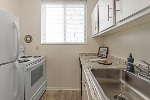 This is a picture of the kitchen in a 572 sq foot 1 bedroom, 1 bath apartment at Red Bank Reserve in the Madisonville neighborhood of Cincinnati, Ohio.