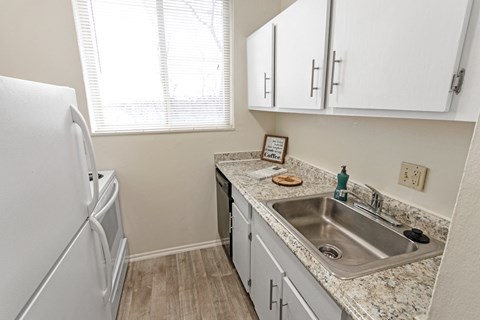 This is a picture of the kitchen in a 572 sq foot 1 bedroom, 1 bath apartment at Red Bank Reserve in the Madisonville neighborhood of Cincinnati, Ohio.