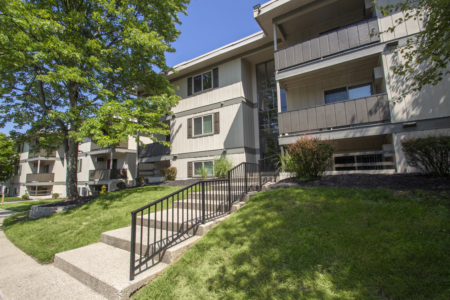 THis is a photo of a building exterior at Red Bank Reserve Apartments in Cincinnati, OH.
