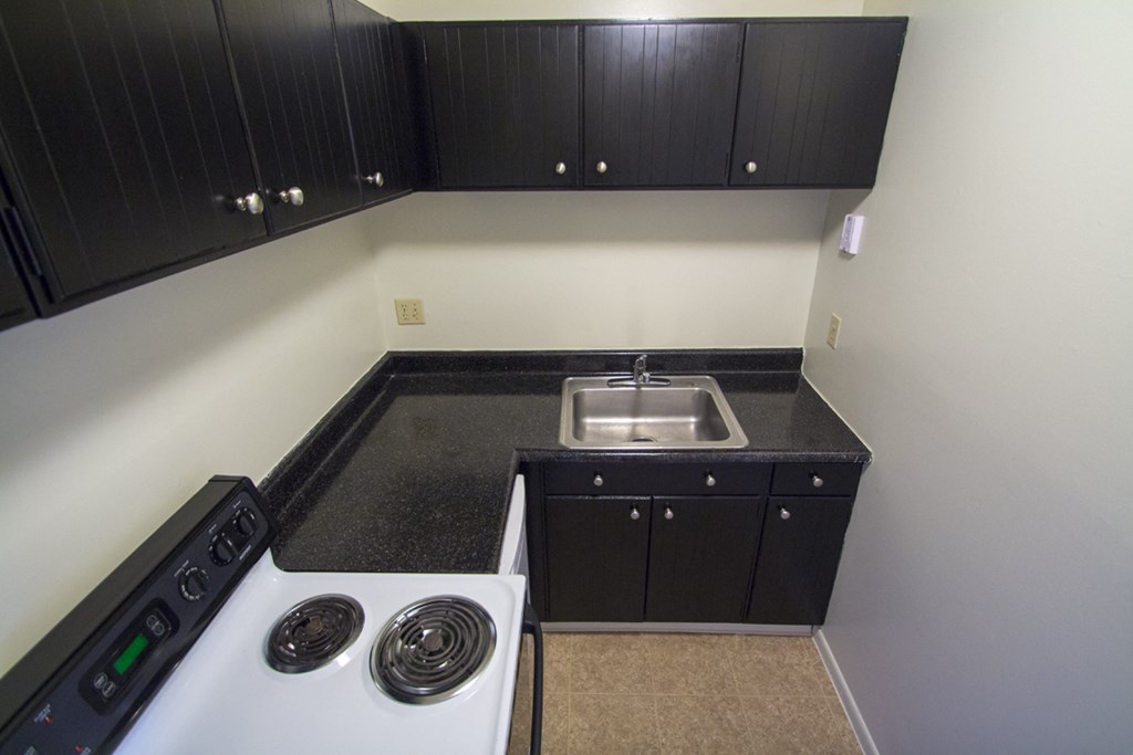 This is a picture of the kitchen in a 549 square foot 1 bedroom aprtment at Romaine Court Apartments in Cincinnati, OH.