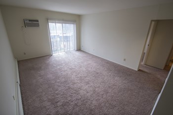 This is a picture of the living room in a 549 square foot 1 bedroom aprtment at Romaine Court Apartments in Cincinnati, OH.
