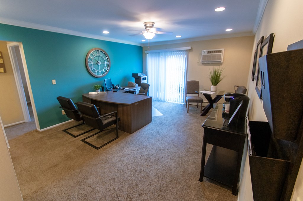 This is a picture of the living room a 549 square foot 1 bedroom, 1 bath apartment at Romaine Court Apartments in the Oakley neighborhood of Cincinnati, Ohio.