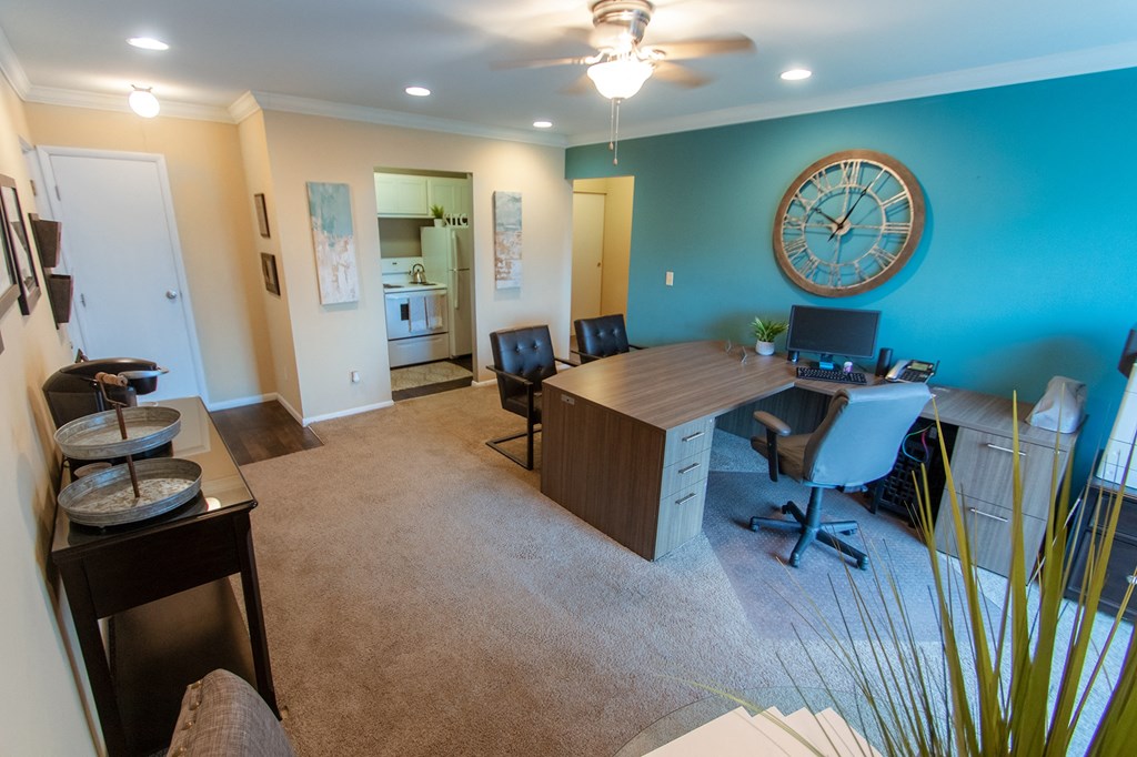 This is a picture of the living room a 549 square foot 1 bedroom, 1 bath apartment at Romaine Court Apartments in the Oakley neighborhood of Cincinnati, Ohio.