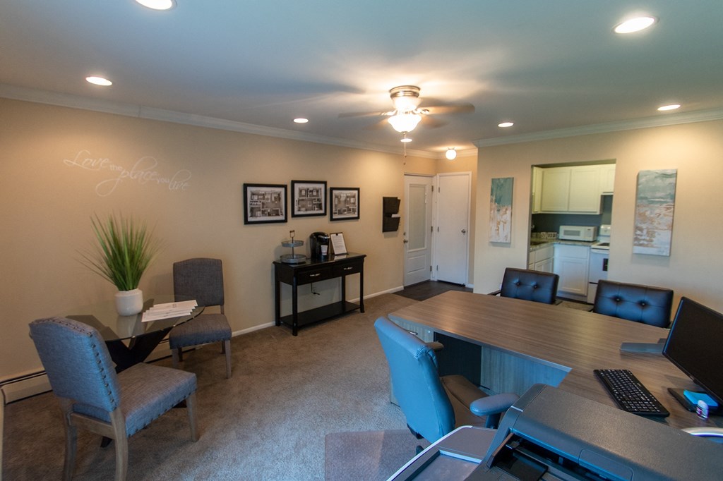 This is a picture of the living room a 549 square foot 1 bedroom, 1 bath apartment at Romaine Court Apartments in the Oakley neighborhood of Cincinnati, Ohio.