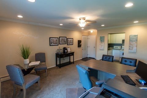 This is a picture of the living room a 549 square foot 1 bedroom, 1 bath apartment at Romaine Court Apartments in the Oakley neighborhood of Cincinnati, Ohio.