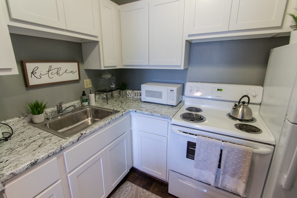 This is a picture of the kitchen in a 549 square foot 1 bedroom, 1 bath apartment at Romaine Court Apartments in the Oakley neighborhood of Cincinnati, Ohio.