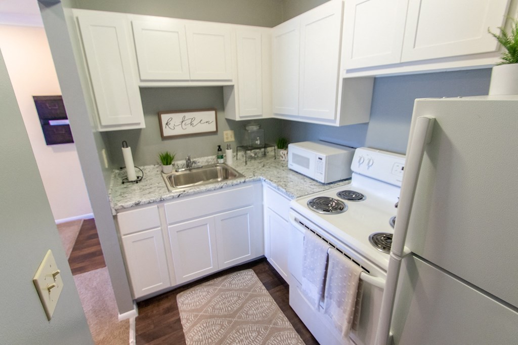 This is a picture of the kitchen in a 549 square foot 1 bedroom, 1 bath apartment at Romaine Court Apartments in the Oakley neighborhood of Cincinnati, Ohio.