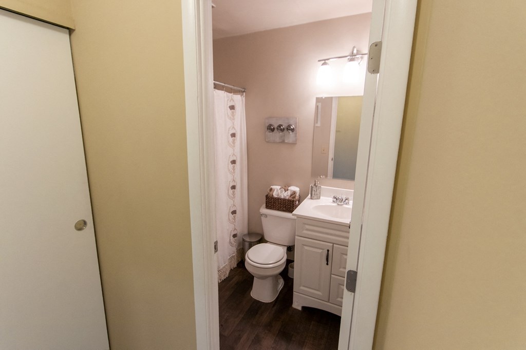 This is a picture of the bathroom a 549 square foot 1 bedroom, 1 bath apartment at Romaine Court Apartments in the Oakley neighborhood of Cincinnati, Ohio.