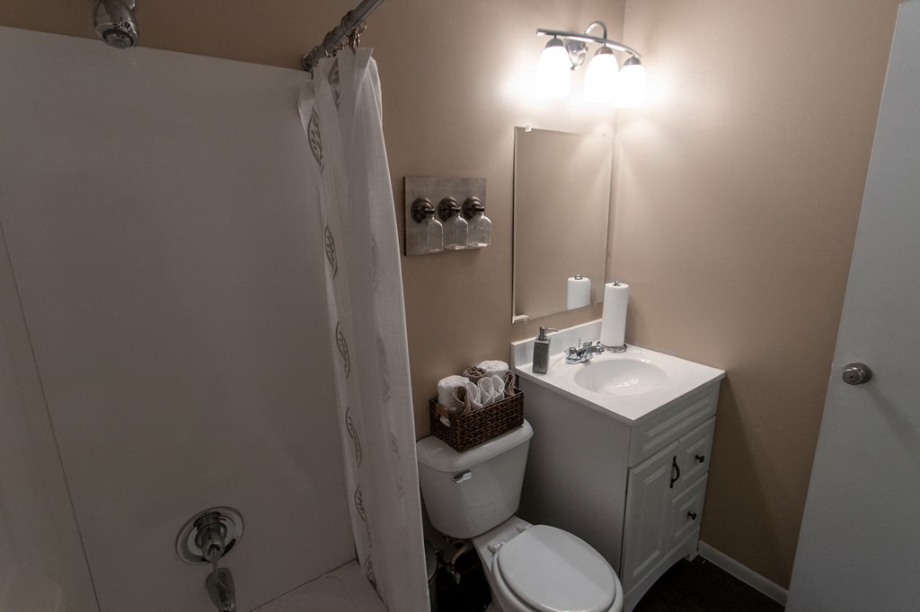 This is a picture of the bathroom a 549 square foot 1 bedroom, 1 bath apartment at Romaine Court Apartments in the Oakley neighborhood of Cincinnati, Ohio.
