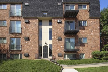 This is a picture of a building exterior at Romaine Court Apartments in Cincinnati, OH. - Photo Gallery 43