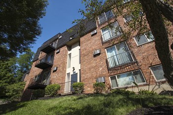 This is a picture of a building exterior at Romaine Court Apartments in Cincinnati, OH. - Photo Gallery 41