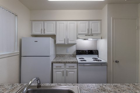This is a photo of the kitchen in the 963 square foot 2 bedroom, 2 bath apartment at The Summit at Midtown Apartments in Dallas, TX.