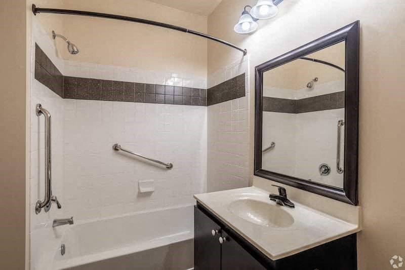 Large Bathroom at Riverview Landing @ Valley Forge, Pennsylvania
