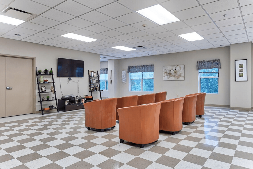 an empty conference room with chairs and a tv