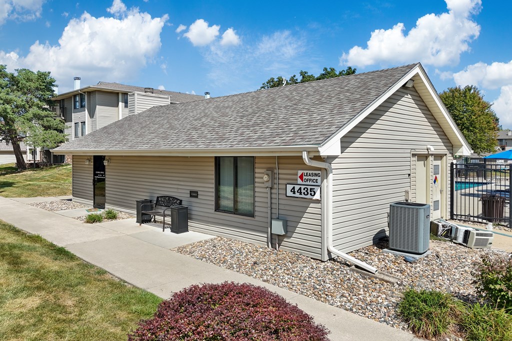 A house with the number 4435 on the front door.