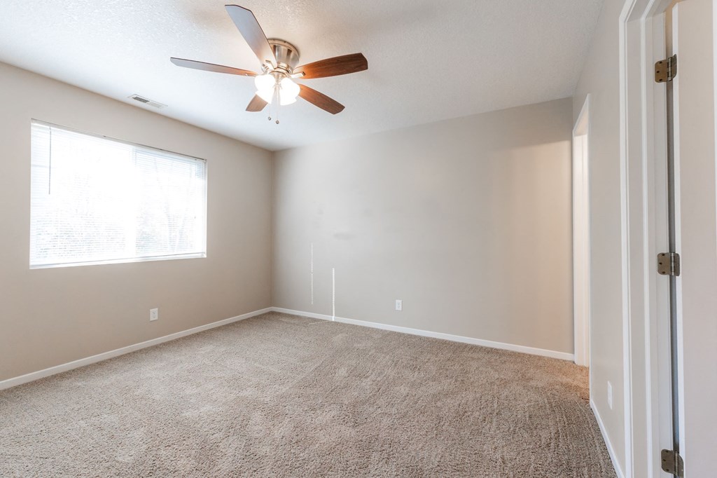 A room with a ceiling fan and a carpeted floor. at Saylorville Lakeside, Polk City, 50226