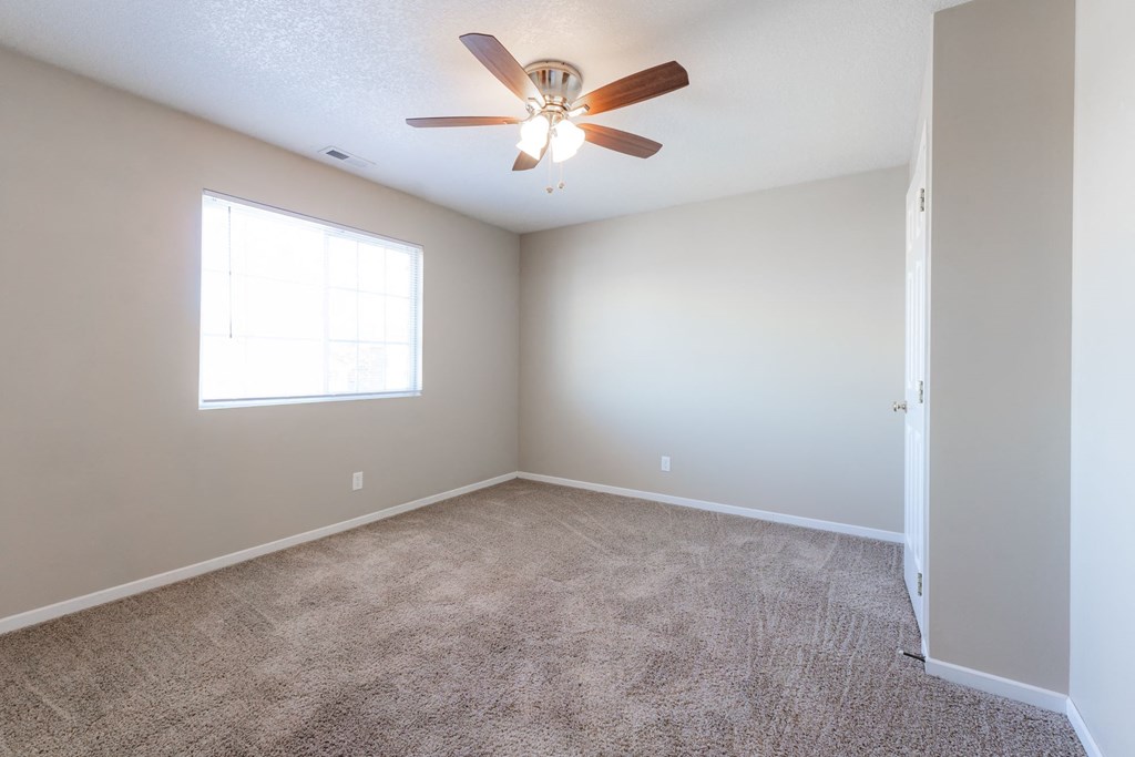 A room with a ceiling fan and carpeted floor. at Saylorville Lakeside, Polk City