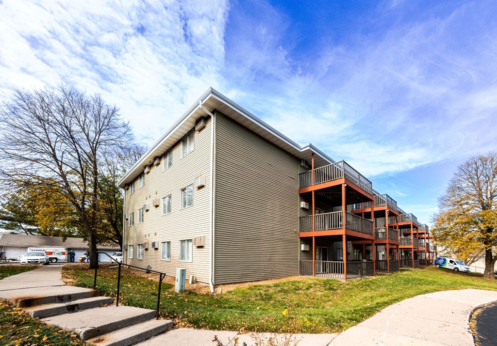 the building in which the apartment is located at Rosemont Place Apartments, Des Moines, Iowa