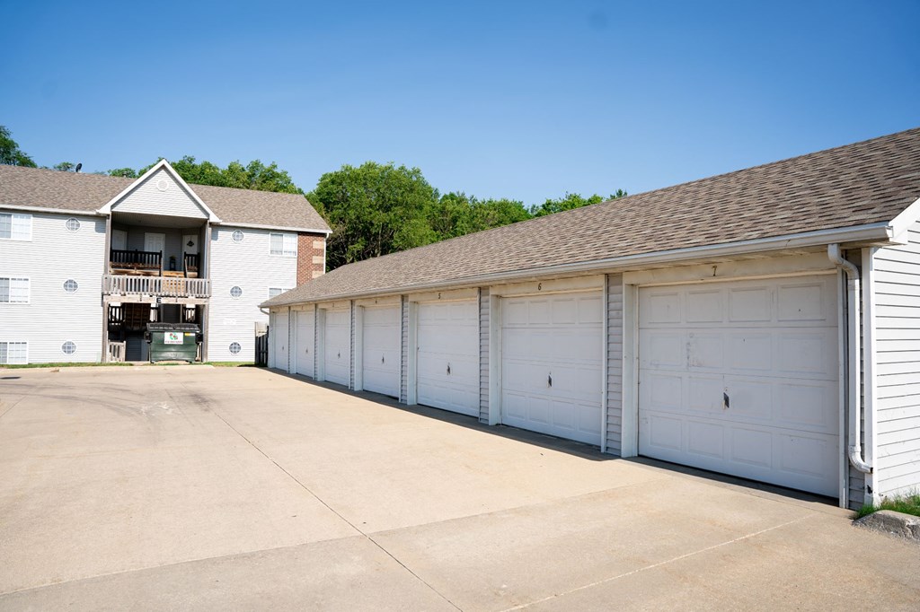 Garages Available at Saylorville Lakeside, Polk City, IA