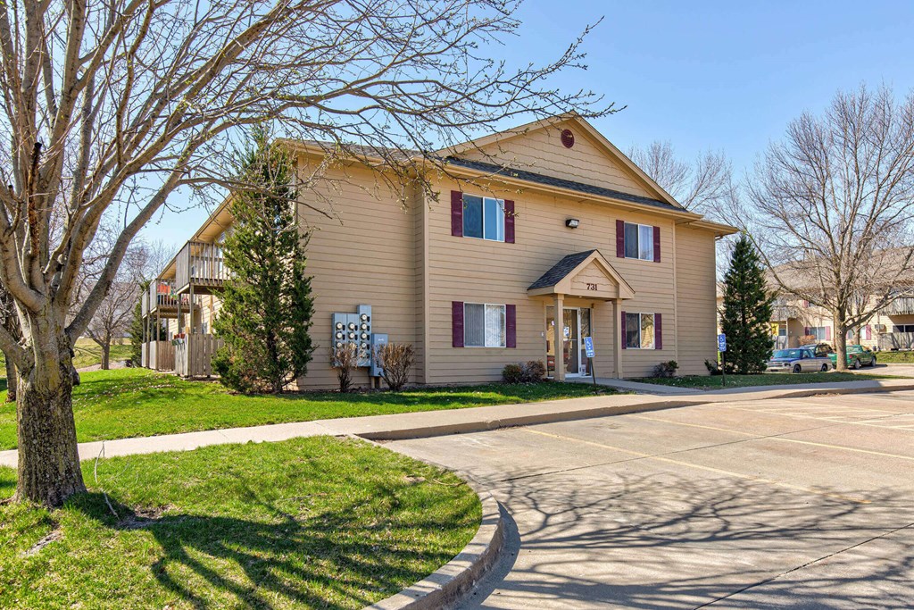 the building where the apartment is located at Lake Shore Park, Ankeny, 50021
