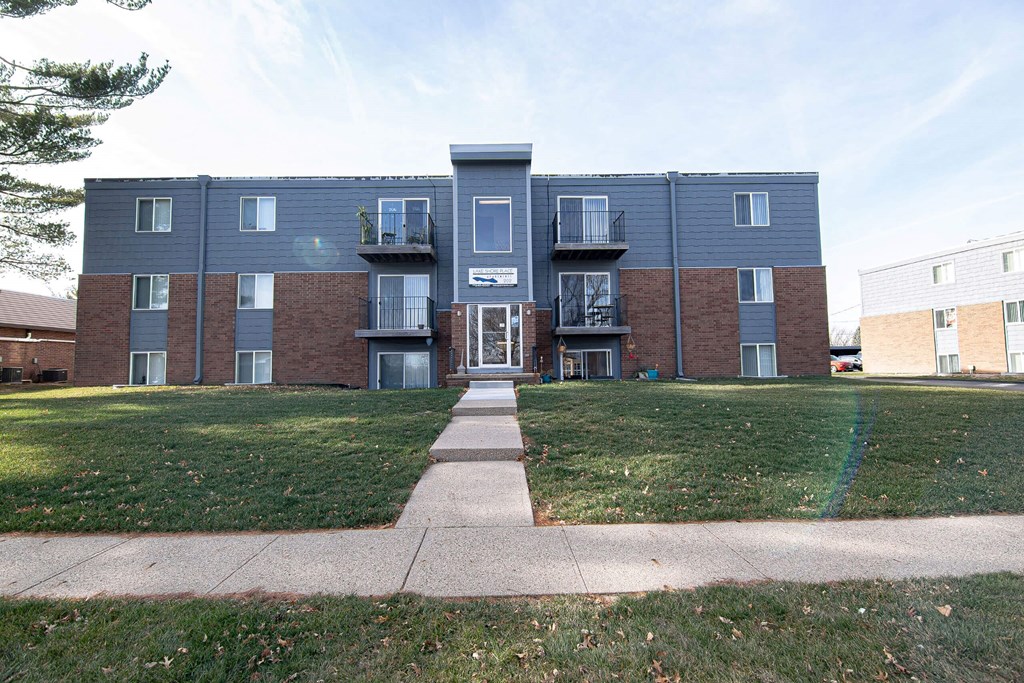 Exterior building view at Lake Shore Place Apartments, IA, 50021