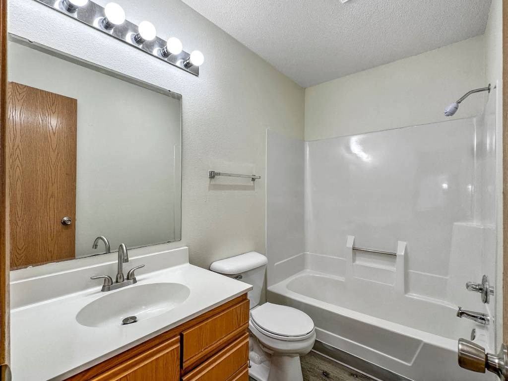 Bathroom With Bathtub at Hamlet Apartments, Iowa, 50265