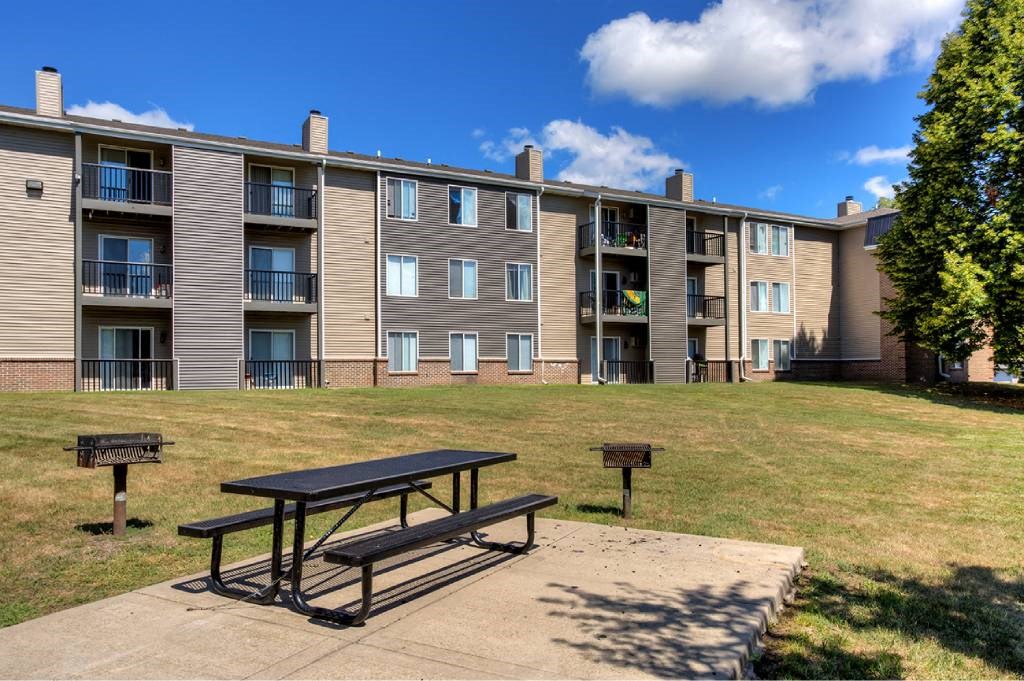 Picnic Area Picnic Area at Hamlet Apartments, West Des Moines, IA, 50265