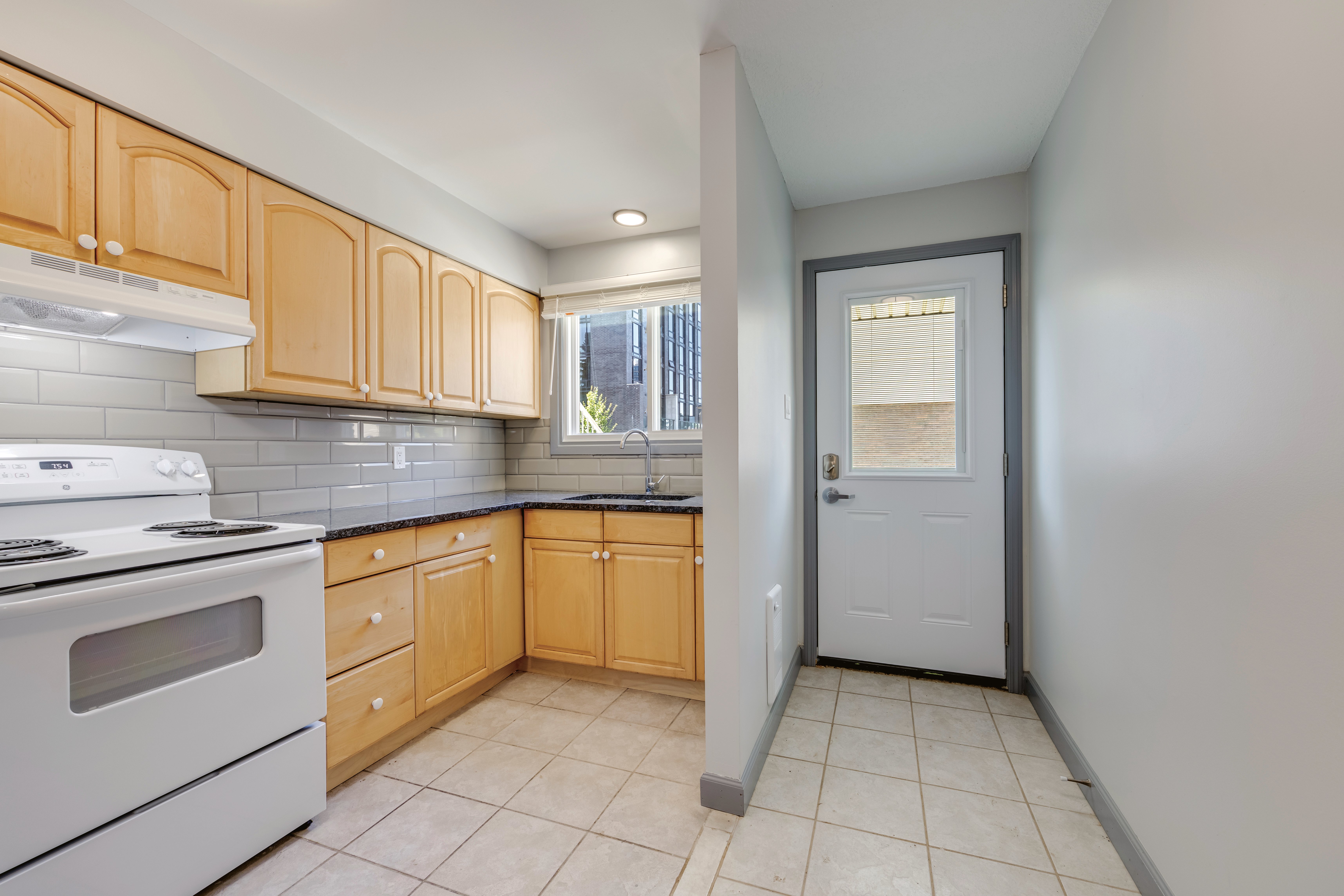 4 bedroom apartment - 143 Columbia, Waterloo - unit E4-R1 2