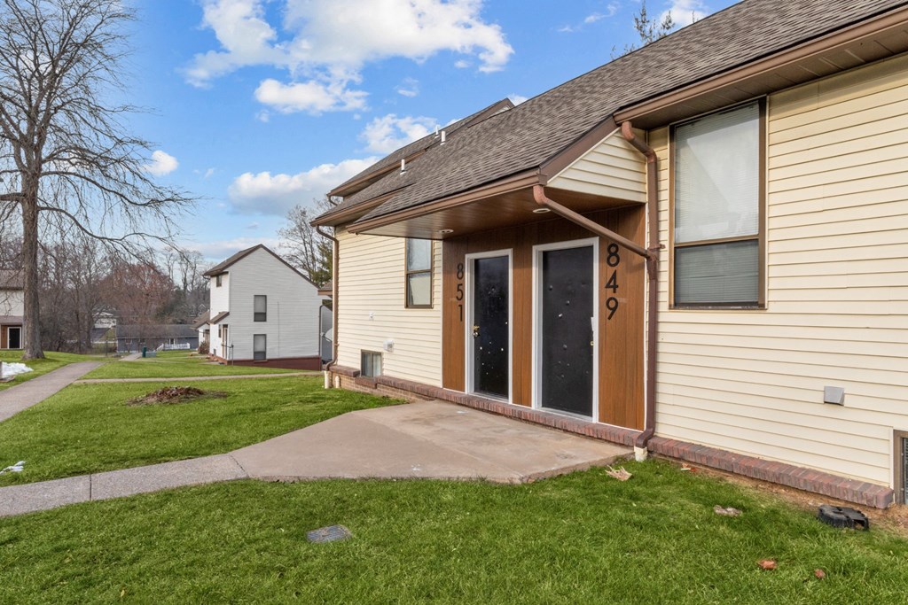 A house numbered 8423 is shown with a brown door and a brown roof.