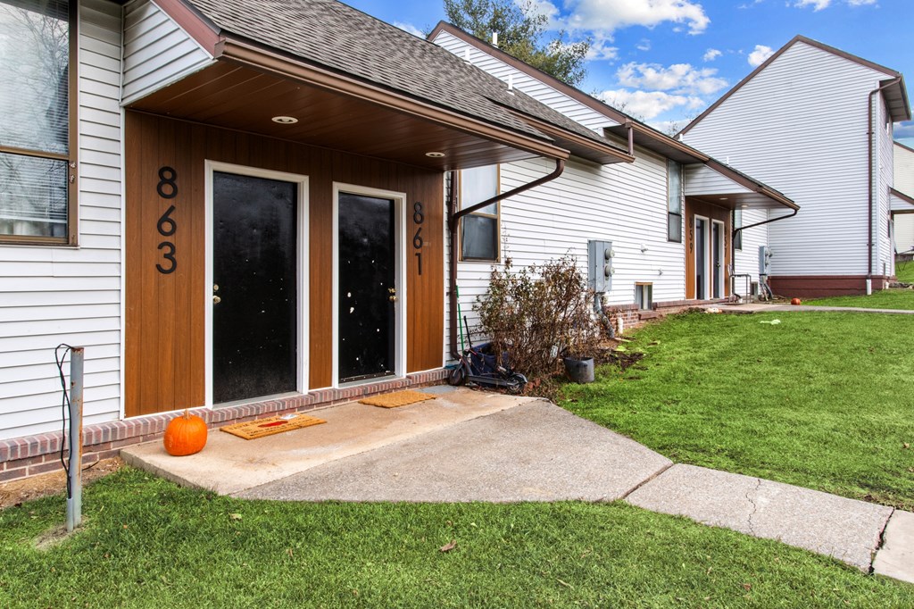 A white house with the number 863 on the front door.