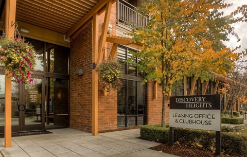 The front of a building with a sign that says "Discovery Heights Leasing Office & Clubhouse".