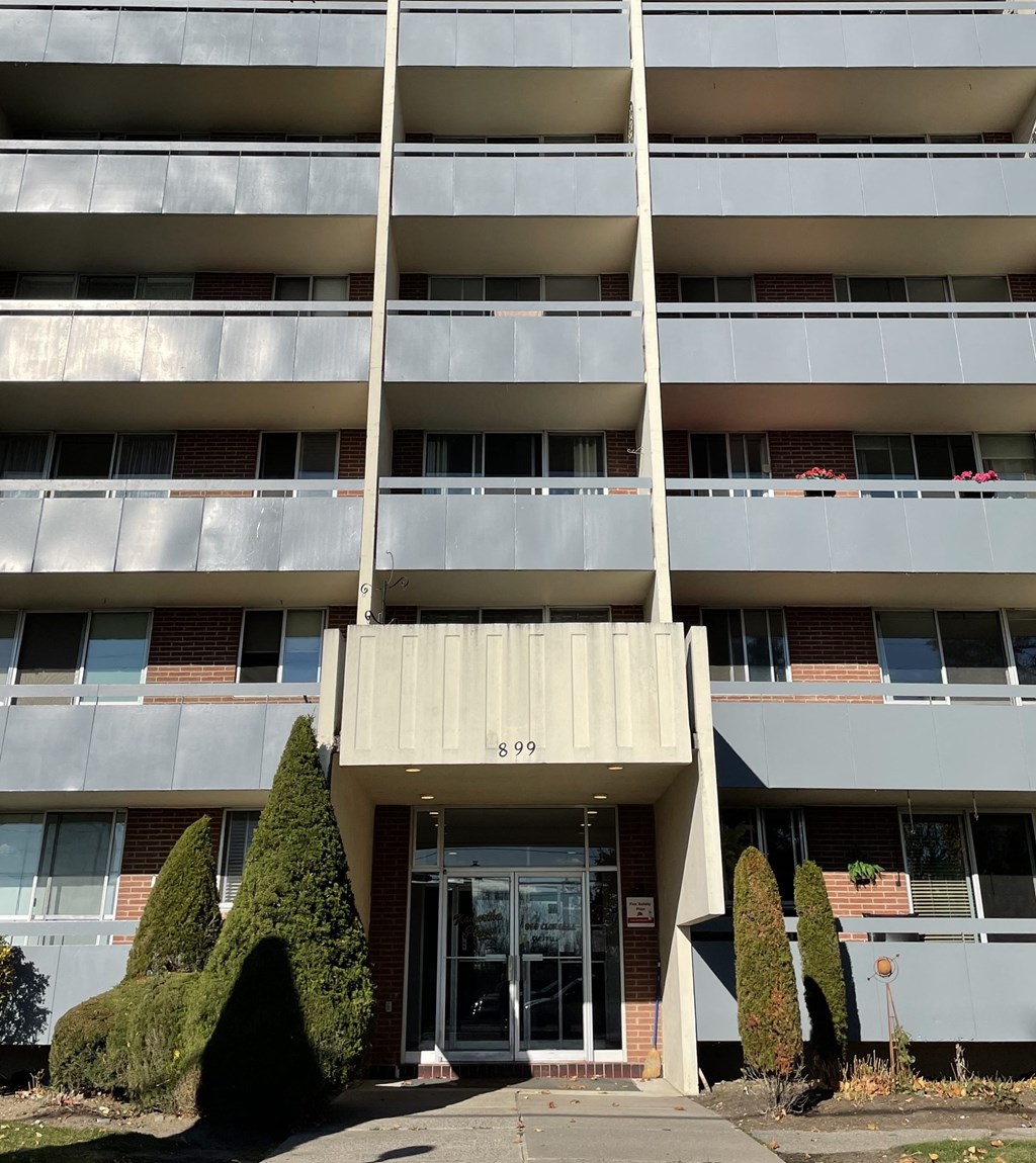 The building number is 899.