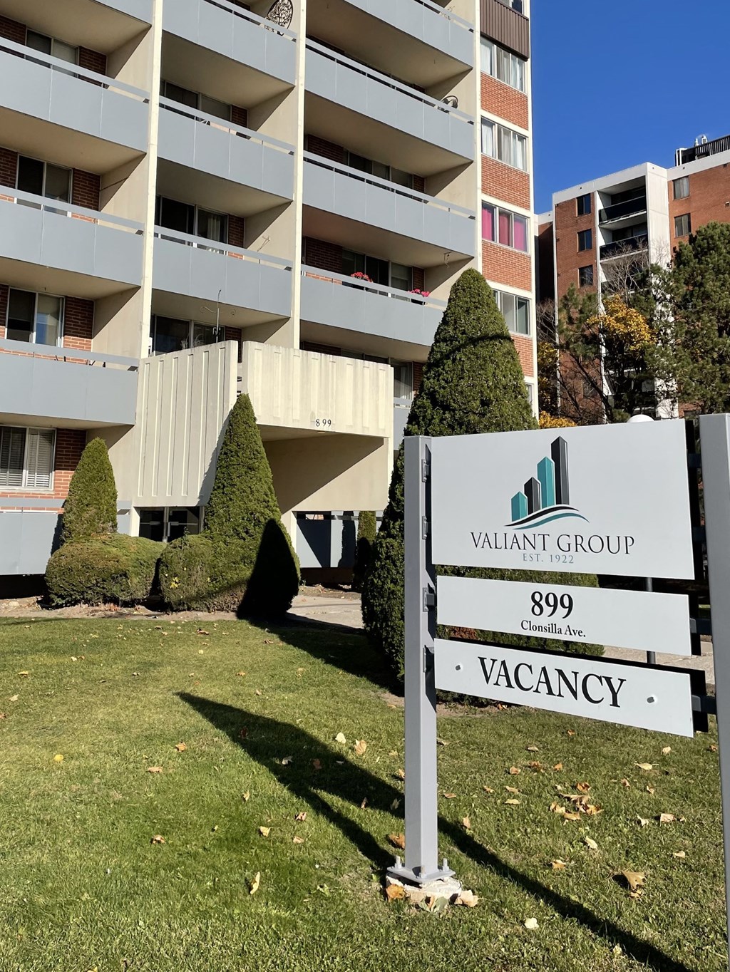 A sign in front of a building that says "Vacancy".