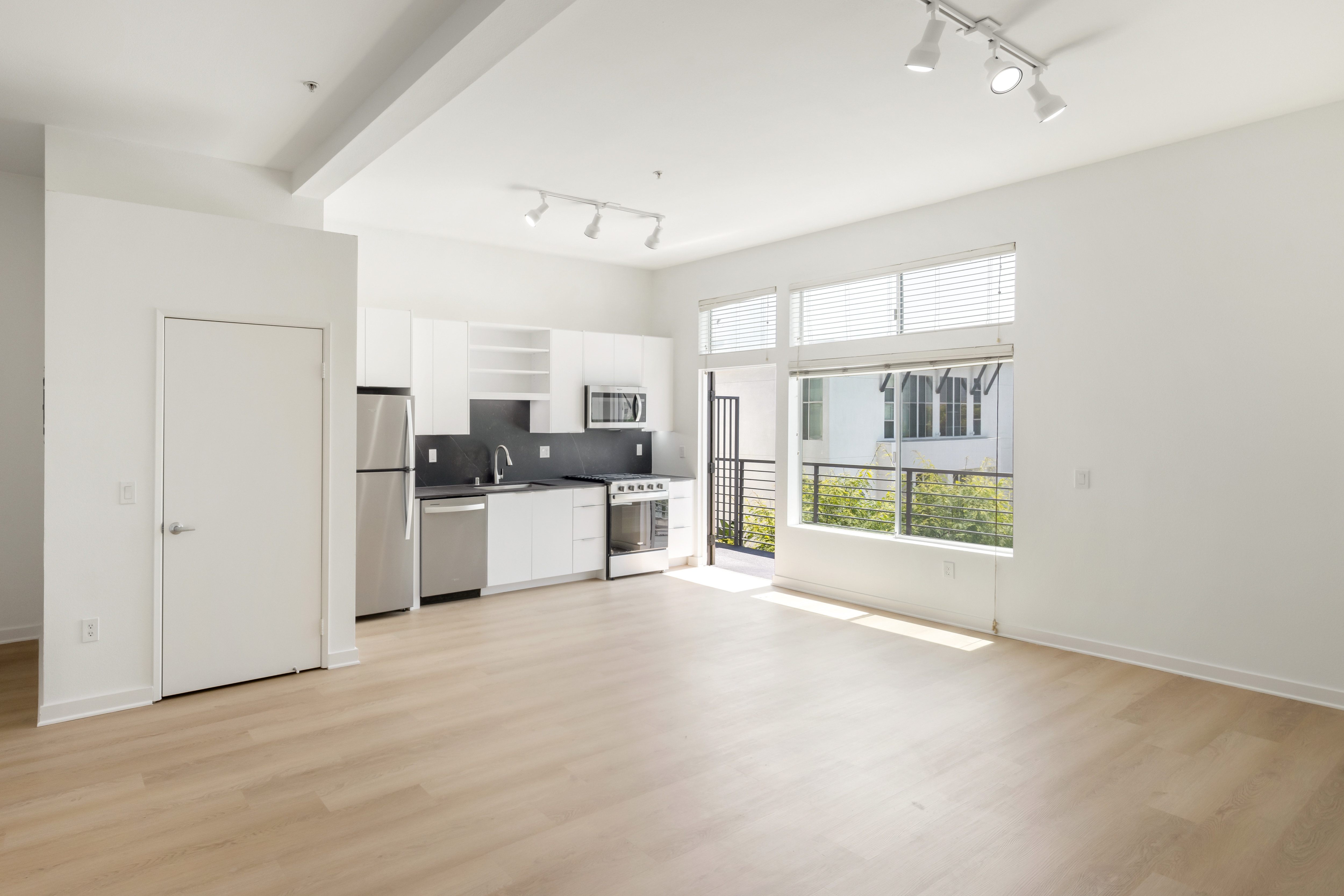 L’Appartement AMERICANA N/S Fooded P/O Lofts At Noho Commons Apartments, 11179 Weddington St, North